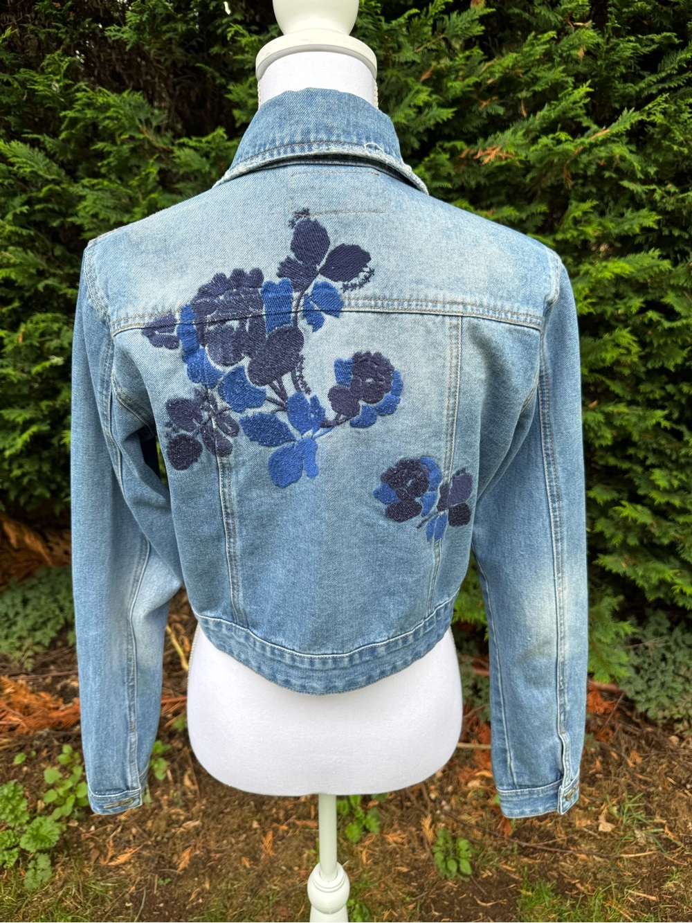 Embroidered Blue Floral Cropped Denim Jacket | Like New | 98% cotton | Size 8